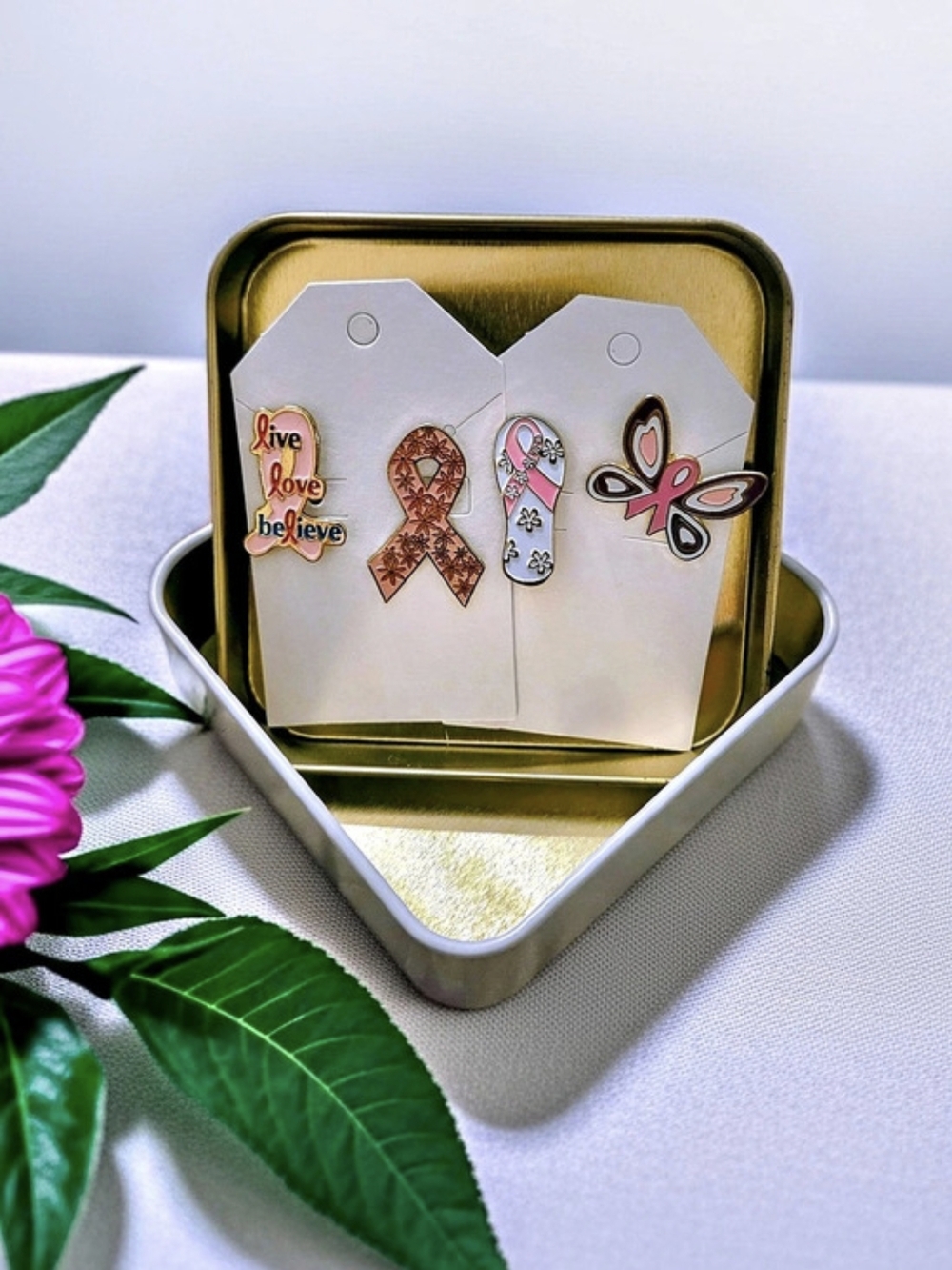 Set: 4 Decorative Brooches In Pink Ribbon-Inspired Designs